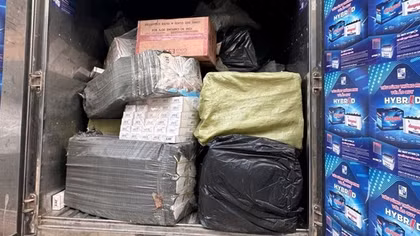Đang "bốc" 40.800 bao thuốc lá không nguồn gốc lên xe đưa đi thì bị "tóm"