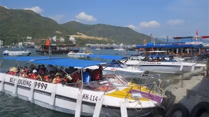 Khách dồn về phố biển, Khánh Hoà công bố đường dây nóng ngăn “chém giá”
