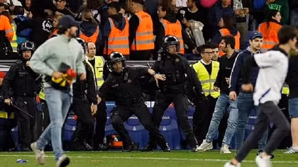 Cổ động viên đối thủ tràn xuống sân khi Barca ăn mừng chức vô địch