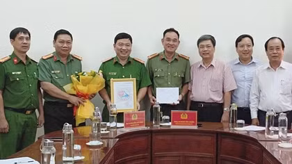 Khen thưởng đột xuất tập thể Công an TP Sa Đéc