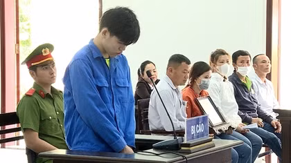 Thanh niên 17 tuổi bênh bạn giết người lĩnh 15 năm tù