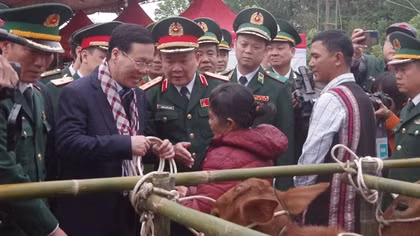 Thường trực Ban Bí thư Võ Văn Thưởng tặng quà đồng bào nghèo ở A Lưới