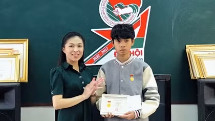 Trao Huy hiệu Tuổi trẻ dũng cảm tặng thanh niên cứu hai người trong ôtô bị chìm ở Đà Lạt