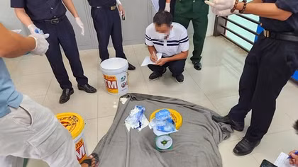 Cất giấu ma tuý trong thùng đựng sơn
