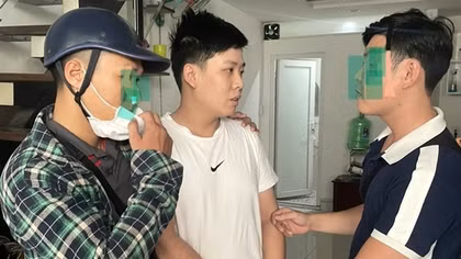 Tên trộm trốn truy nã bị bắt trong lúc dẫn bạn gái về quê