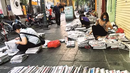“Chợ báo giấy” buổi sớm - một nét văn hóa của người Hà Nội