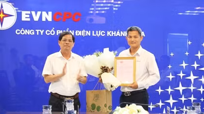 Chủ tịch UBND tỉnh trao thư khen cho người nhặt được tài sản gần 200 triệu đồng