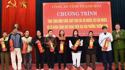 Thanh Hoá tặng bình chữa cháy cho các gia đình có hoàn cảnh khó khăn