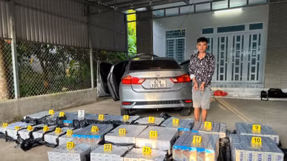 Tạm giữ 2 lái xe ôtô vận chuyển 10.200 bao thuốc lá nhập lậu