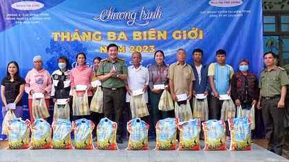 Chia sẻ với những hoàn cảnh trong chương trình "Tháng 3 biên giới"
