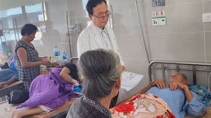 U70 suýt hoại tử “của quý” vì đeo nhẫn tìm cảm giác lạ