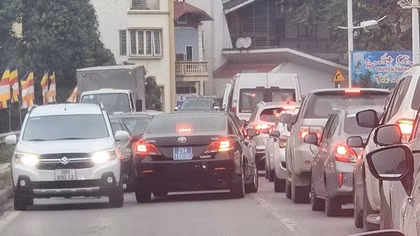 Xử lý nghiêm lái xe chạy lấn làn trên đường Âu Cơ