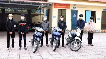Đeo khẩu trang đi xe không biển, 6 thanh niên lạng lách bốc đầu quay clip tung lên mạng