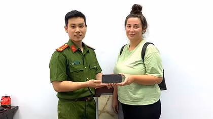 Trả lại chiếc Iphone của du khách Pháp đánh rơi trên xe Grab