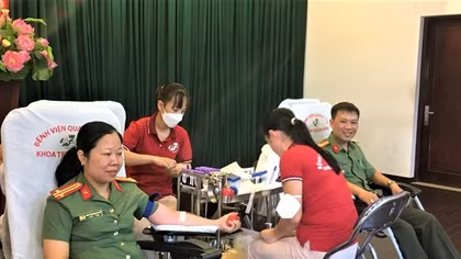 Hơn 200 CBCS, y, bác sỹ hiến máu vì đồng đội thân yêu