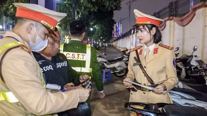 Nữ CSGT xuống phố xử lý vi phạm nồng độ cồn ngày cuối năm
