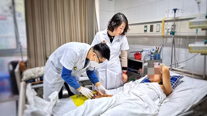 Lại thêm một thiếu niên 16 tuổi dập nát tay vì chế pháo nổ