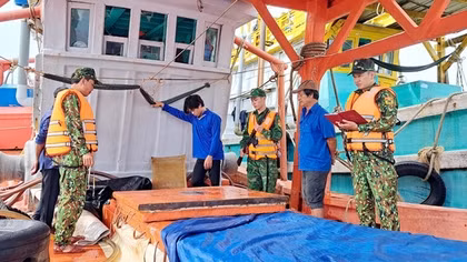 Tàu cá hoán đổi công năng để chở 50.000 lít dầu DO không rõ nguồn gốc