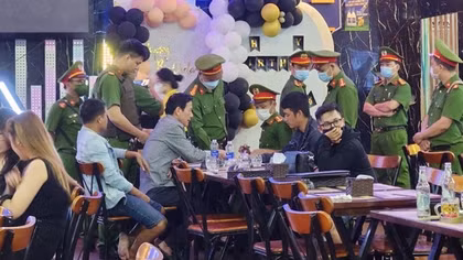Thu hồi giấy phép kinh doanh các cơ sở dịch vụ để khách sử dụng shisha, bóng cười