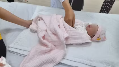 Cứu sống bé sơ sinh còn nguyên dây rốn trong bao rác