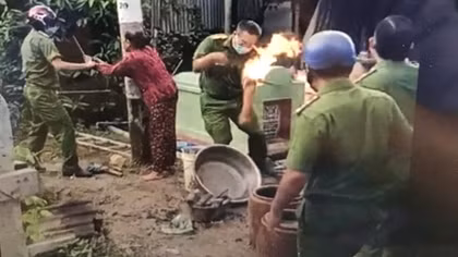 Hai mẹ con phóng hỏa đốt lực lượng làm nhiệm vụ