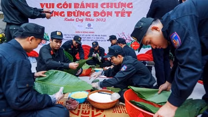 Chiến sĩ Cảnh sát cơ động trổ tài gói bánh chưng đón Tết