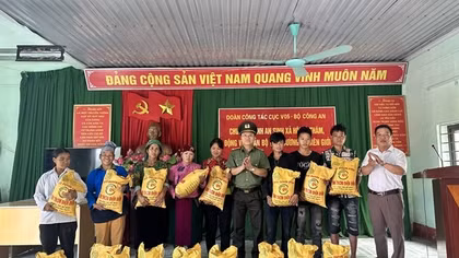 Thăm, trao quà Công an xã biên giới Nghĩa Thuận