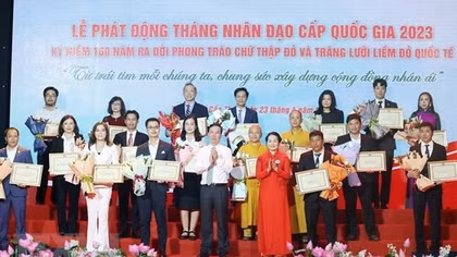 Đồng hành với Hội Chữ thập Đỏ trợ giúp người nghèo