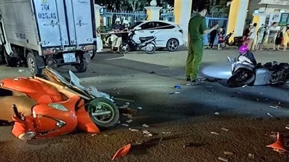 Ôtô tải mất lái tông hàng loạt xe máy, nhiều người bị thương