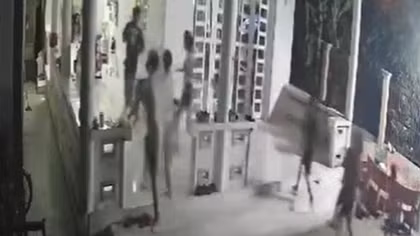 Nghi bị tố chạy xe nẹt pô, nhóm thanh niên cầm hung khí vào nhà dân đe dọa