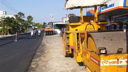 Công nhân làm đường bị xe lu cán tử vong