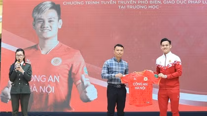Đội trưởng CLB Công an Hà Nội "trổ tài" tâng bóng tại Trường THPT Việt Đức