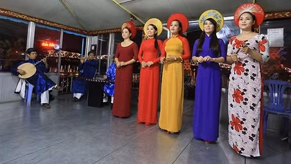 Ca Huế giữa dòng Hương