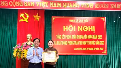 Trao Giấy khen người phụ nữ nhặt được vàng và tiền trả lại người đánh rơi