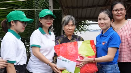 FE CREDIT mang “Xuân chia sẻ - Tết yêu thương” đến với bà con nghèo huyện Cần Giờ