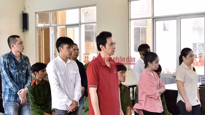 Vợ chồng chủ quán karaoke lĩnh án tổng cộng 47 năm tù vì bán "hàng đá"