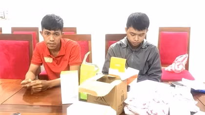 Dàn cảnh "trấn" tiền của shipper