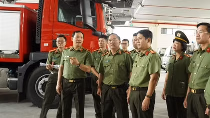 Thứ trưởng Lê Văn Tuyến kiểm tra công tác quản lý vật tư, trang thiết bị tại Đà Nẵng