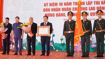 Thị xã Bình Minh đón nhận Huân chương Lao động hạng Nhất