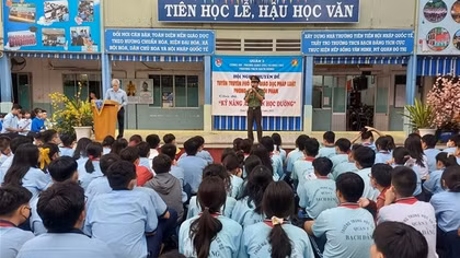 Thầy cô trong trường là tư vấn viên cho học sinh