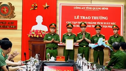 Khen thưởng đột xuất Công an thành phố Đồng Hới