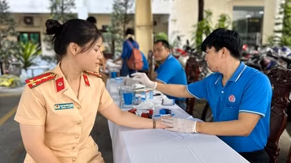 Những người lính áo vàng chung tay chia sẻ những giọt máu đào