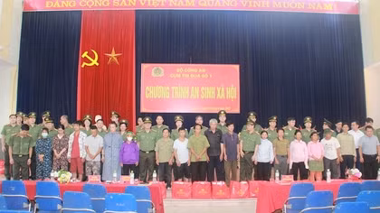 Cụm thi đua số 1, Bộ Công an tặng quà người nghèo ở Lào Cai