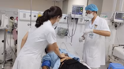 Ăn trứng cóc, hai mẹ con phải nhập viện cấp cứu