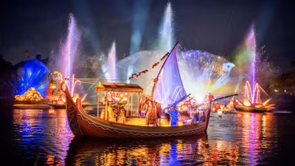Mãn nhãn với show diễn thực cảnh trên sông chưa từng có ở Hà Nội