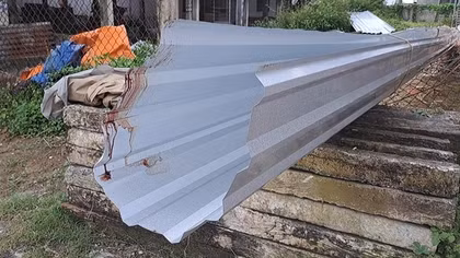Va vào cuộn tôn, bé trai 9 tuổi tử vong thương tâm