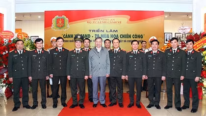 Bộ trưởng Tô Lâm tham quan Triển lãm "Cảnh vệ CAND - 70 mùa hoa chiến công"