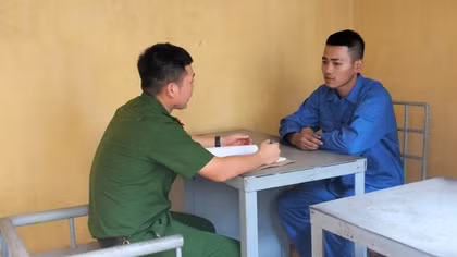 Khởi tố 2 đối tượng đánh, khống chế cướp xe mô tô