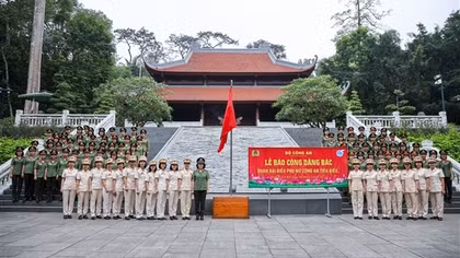 Đoàn phụ nữ Công an tiêu biểu dâng hương Chủ tịch Hồ Chí Minh tại Khu di tích K9