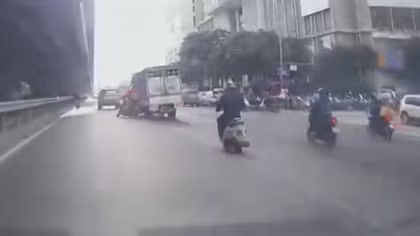 Đề nghị tài xế xe tải chèn ngã 2 người đi xe máy đến cơ quan Công an làm việc